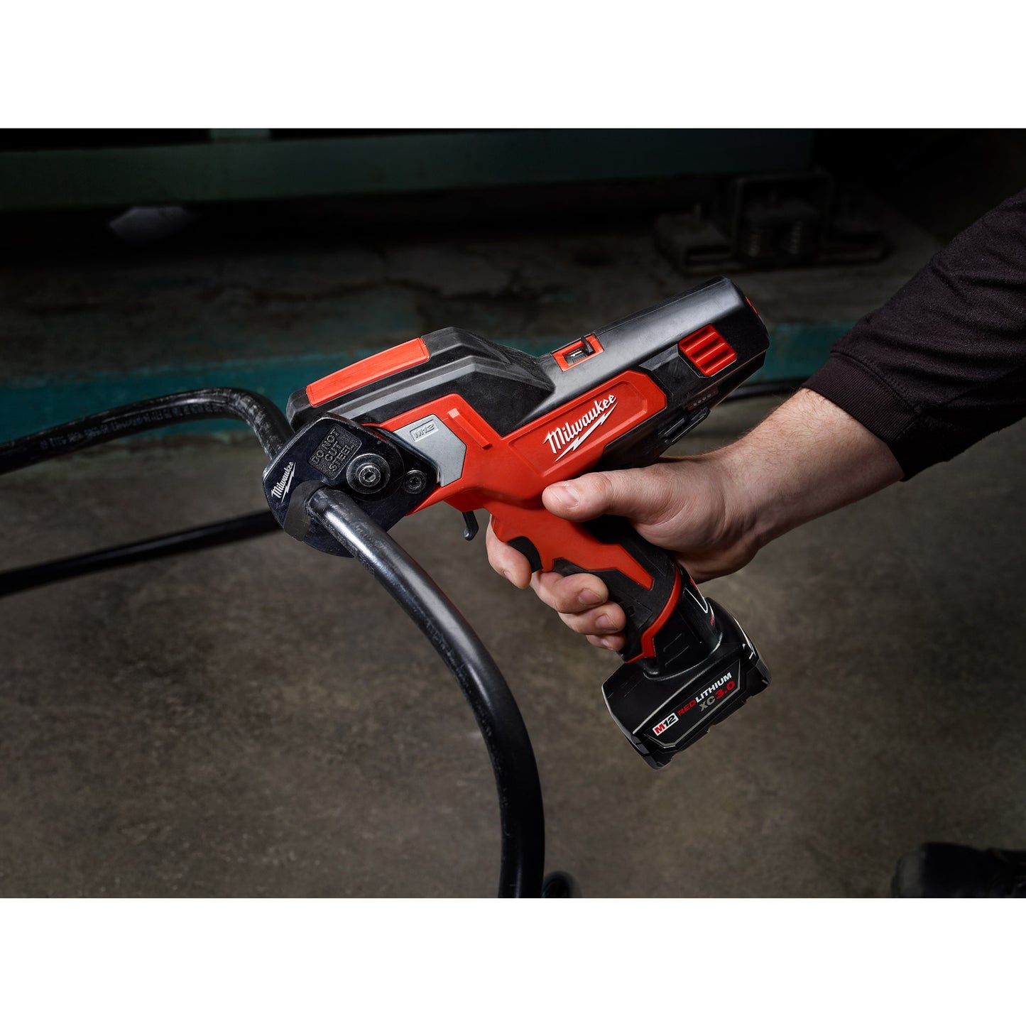 Milwaukee M12 REDLITHIUM 2472-21XC Cordless Cable Cutter Kit, 600 kcmil Copper, 750 kcmil Aluminum, 1-3/16 in Communication Cable Cutting, 12 VDC, 3 Ah Li-Ion Battery